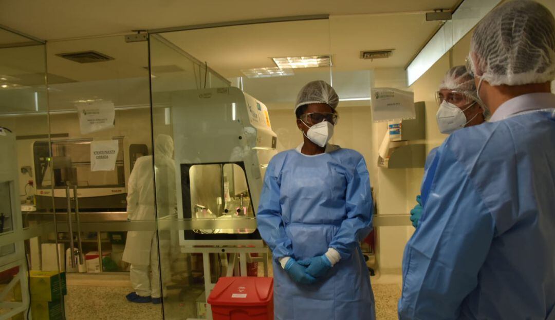 MinCiencias durante visita en el nuevo laboratorio.