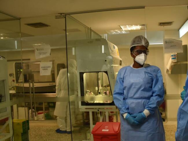 MinCiencias durante visita en el nuevo laboratorio.