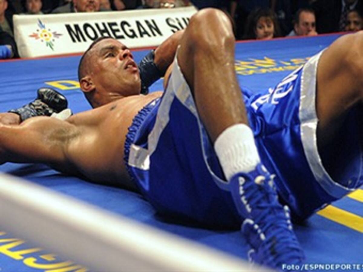 Alexander noqueó al colombiano Juan Urango por la corona Welter Junior