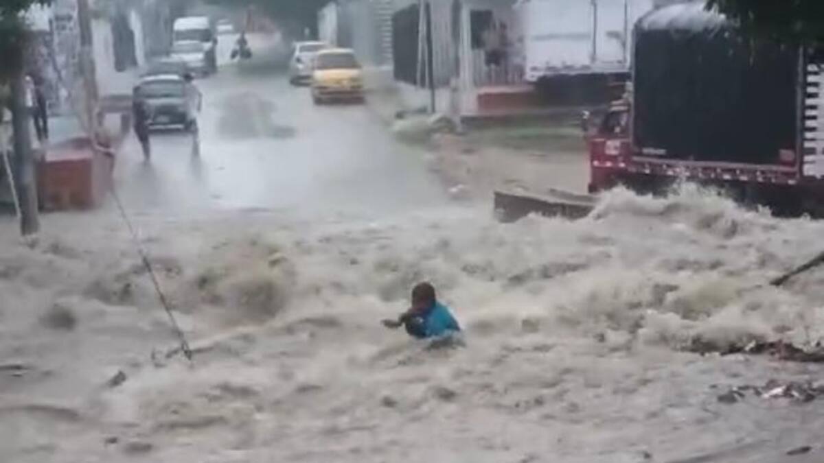 Buscan a hombre arrastrado por arroyo en Soledad