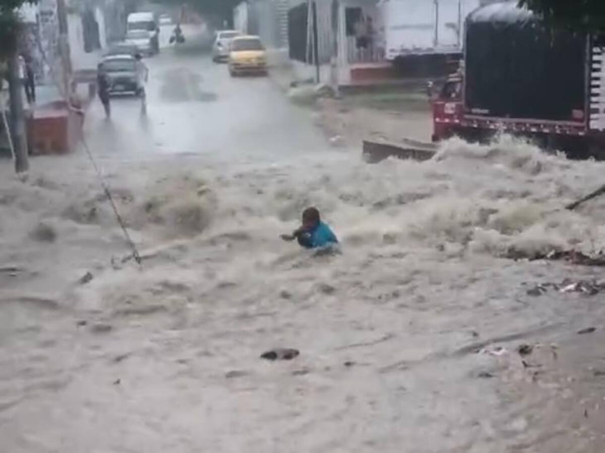 Buscan a hombre arrastrado por arroyo en Soledad