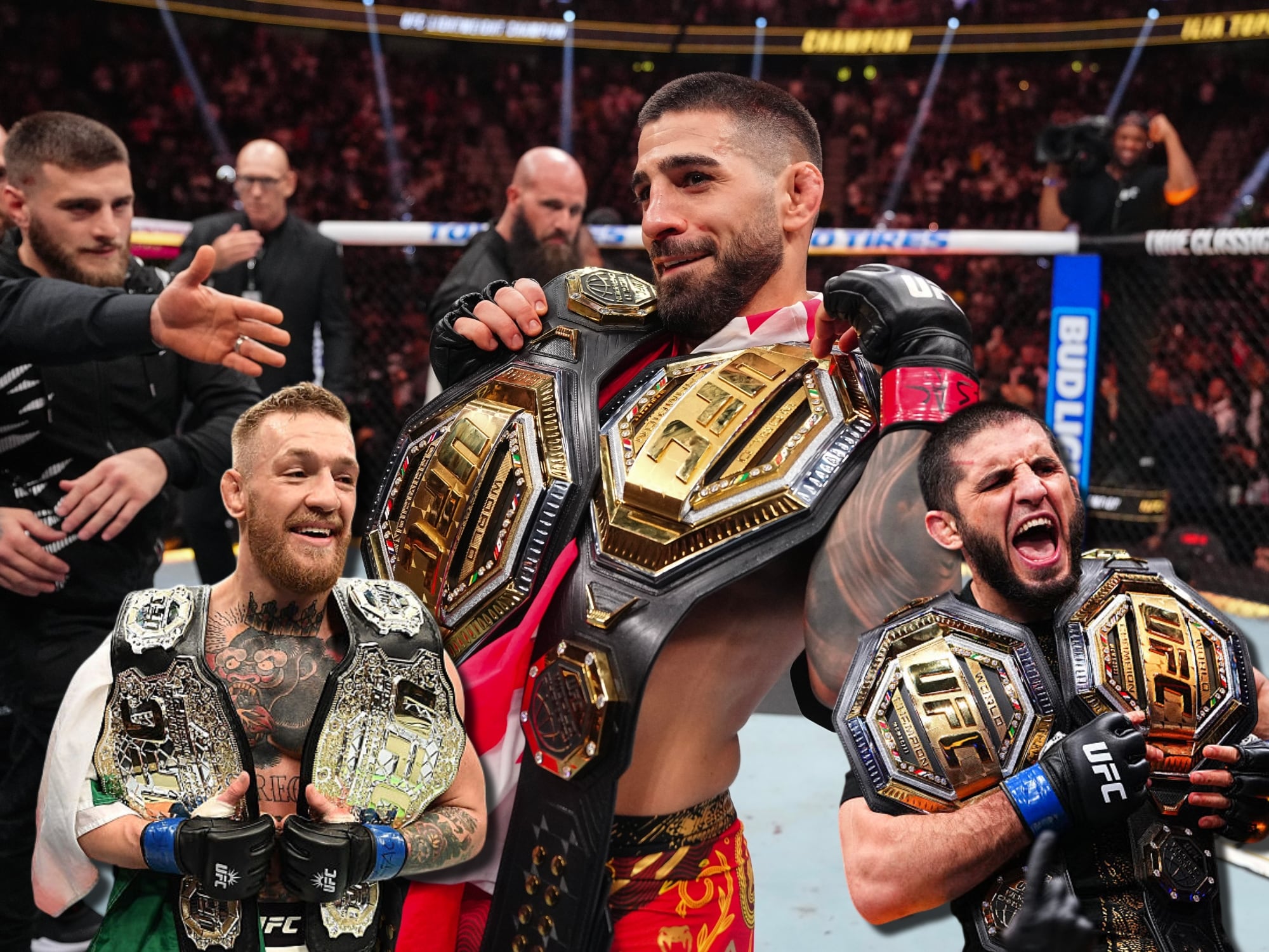 Ilia Topuria. Abajo, Conor McGregor e Islam Makhachev, los tres, doble campeones de la UFC. Fotos. Getty Images.