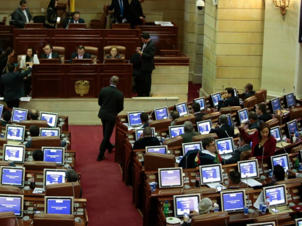 Claudia López acusó a los congresistas del uribismo de "robarse el salario"