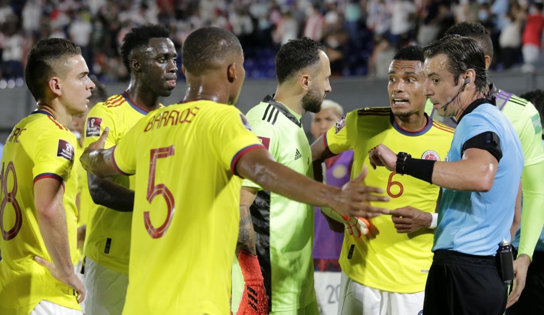Futbolistas de la Selección Colombia reclamando en la amonestación a Wilmar Barrios ante Paraguay