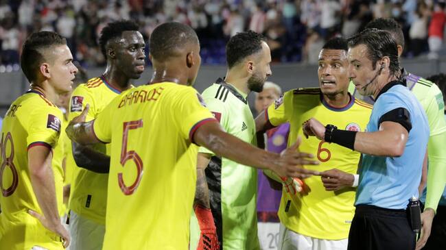 Futbolistas de la Selección Colombia reclamando en la amonestación a Wilmar Barrios ante Paraguay