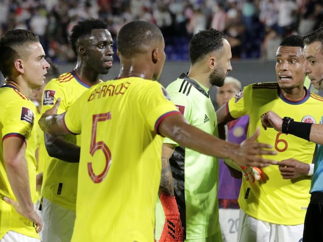 Futbolistas de la Selección Colombia reclamando en la amonestación a Wilmar Barrios ante Paraguay