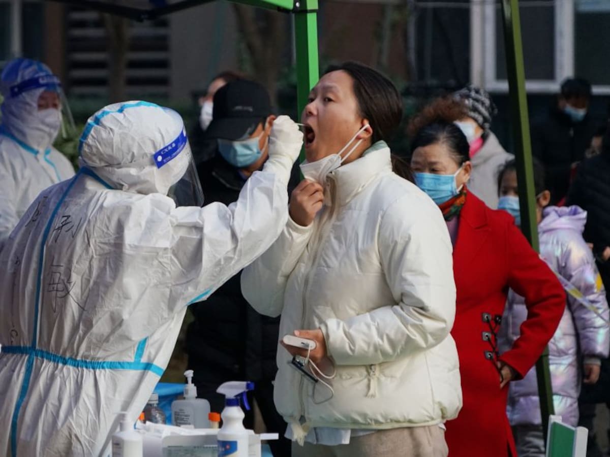 Tercera ciudad de China confinada por brote de COVID-19