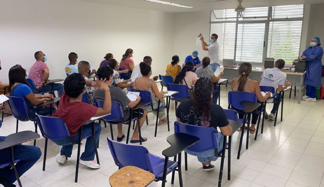 En el punto se está aplicando la vacuna de Moderna de acuerdo con el pico y cédula establecido por el Dadis