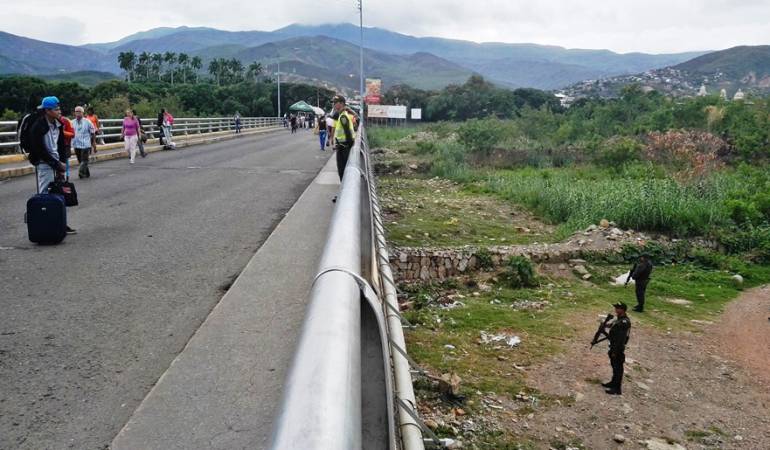 Policía Nacional en el puente internacional