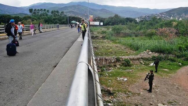 Policía Nacional en el puente internacional