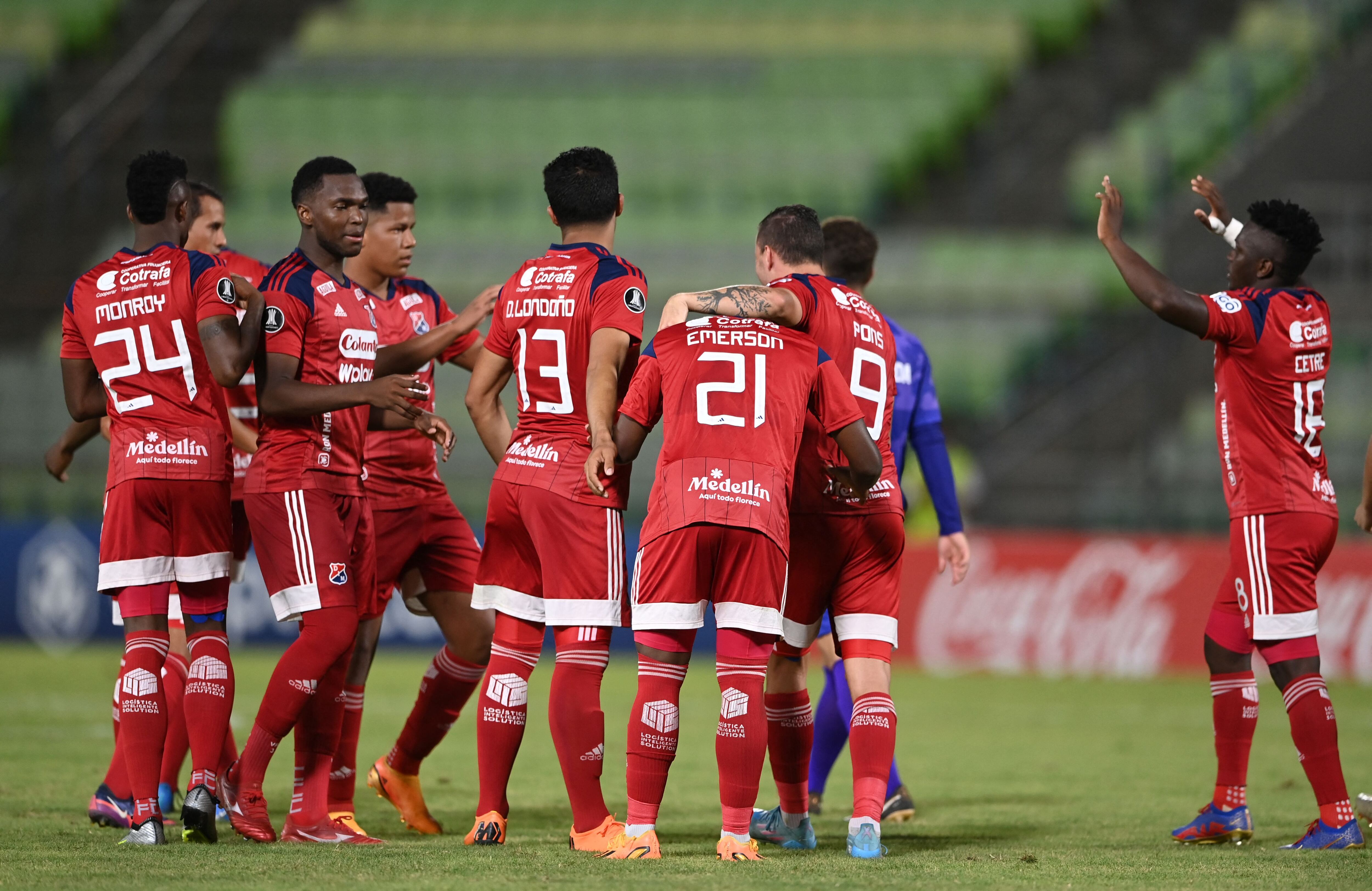 Los jugadores del Medellín celebran el único gol del partido. (Photo by YURI CORTEZ/AFP via Getty Images)