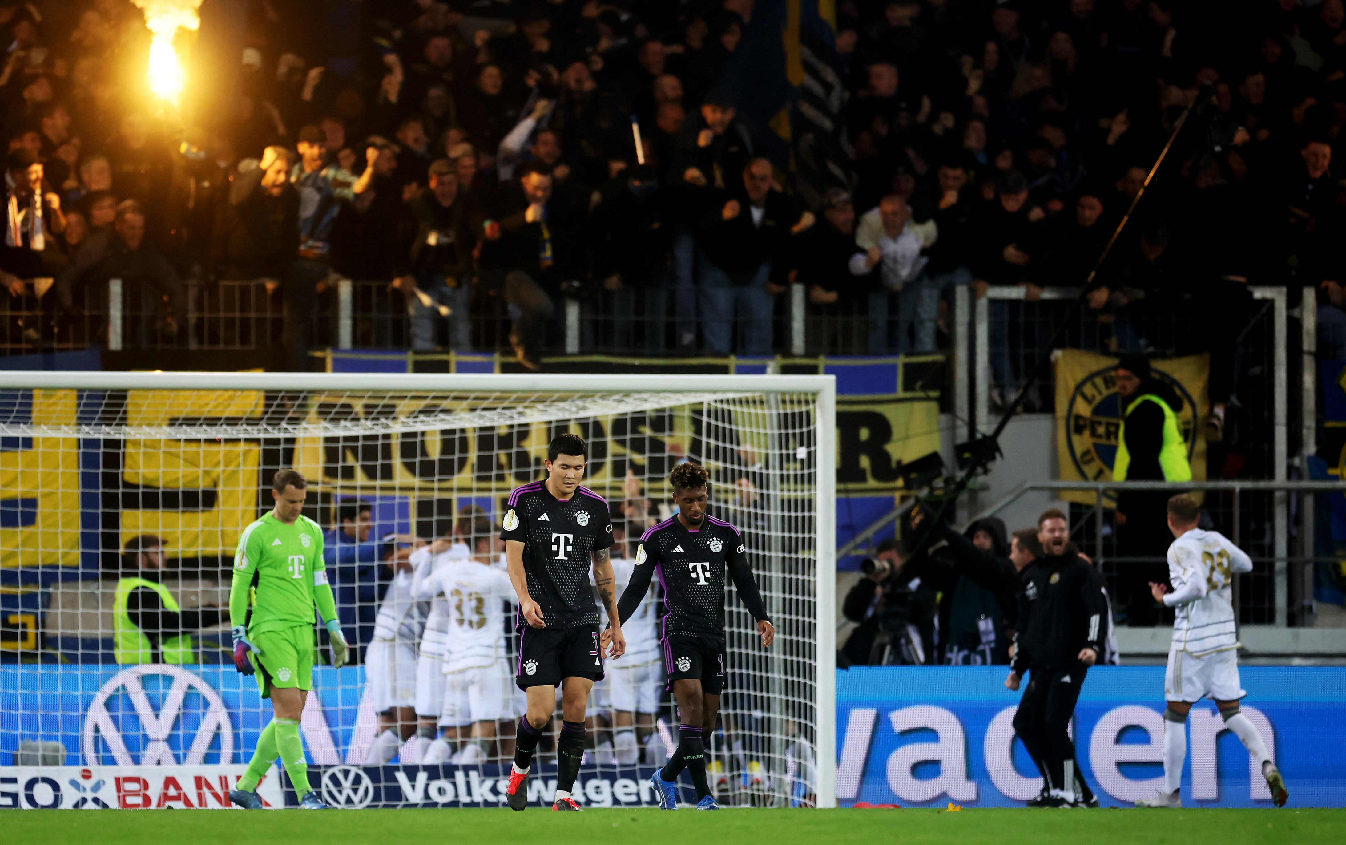 Jugadores del FC Saarbrücken celebrando la eliminación al Bayern Munich. (Photo by Alex Grimm/Getty Images)