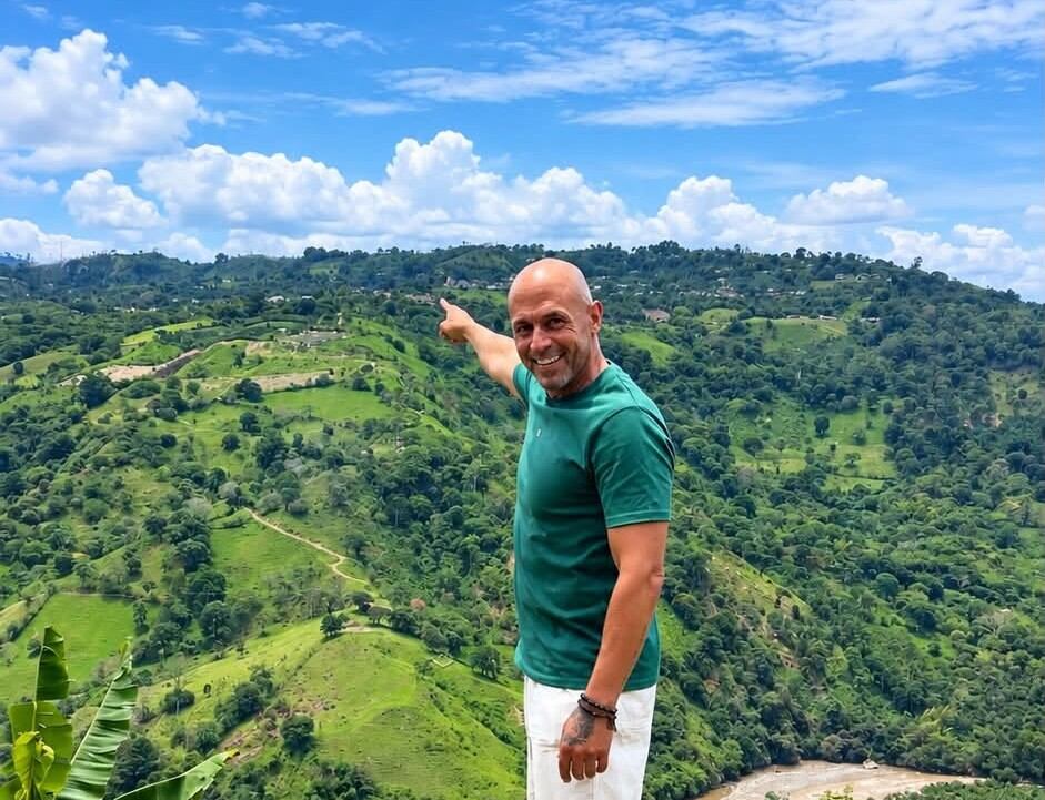 Christopher Cavounis, estadounidense que se radicó en Oporapa, Huila, donde busca impulsar proyectos turísticos y oportunidades para el campo de la región. Foto Redes Sociales
