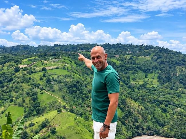 Christopher Cavounis, estadounidense que se radicó en Oporapa, Huila, donde busca impulsar proyectos turísticos y oportunidades para el campo de la región. Foto Redes Sociales