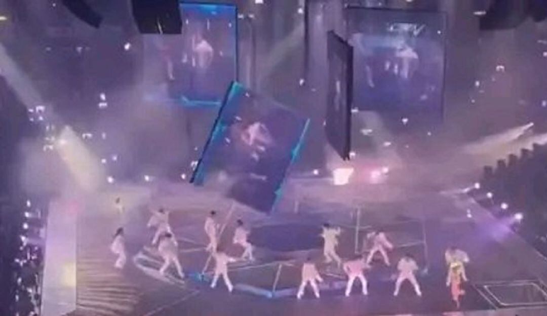 Video: Pantalla cae sobre 2 integrantes de la banda Mirror en un concierto