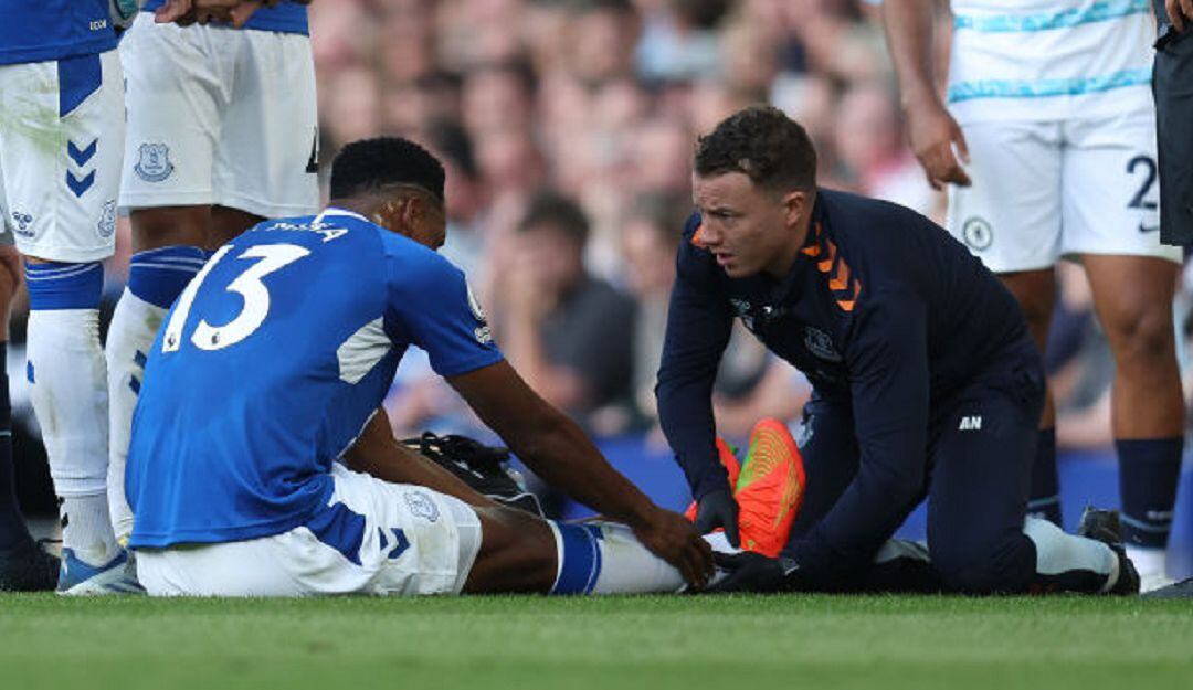Momento de atención médica a Yerry Mina en juego ante Chelsea