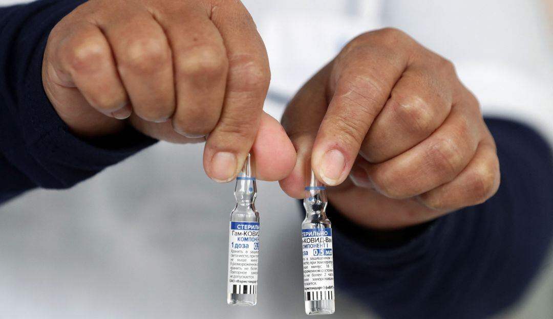 Dosis de la vacuna Sputnik V previo a su aplicación en Argentina. 