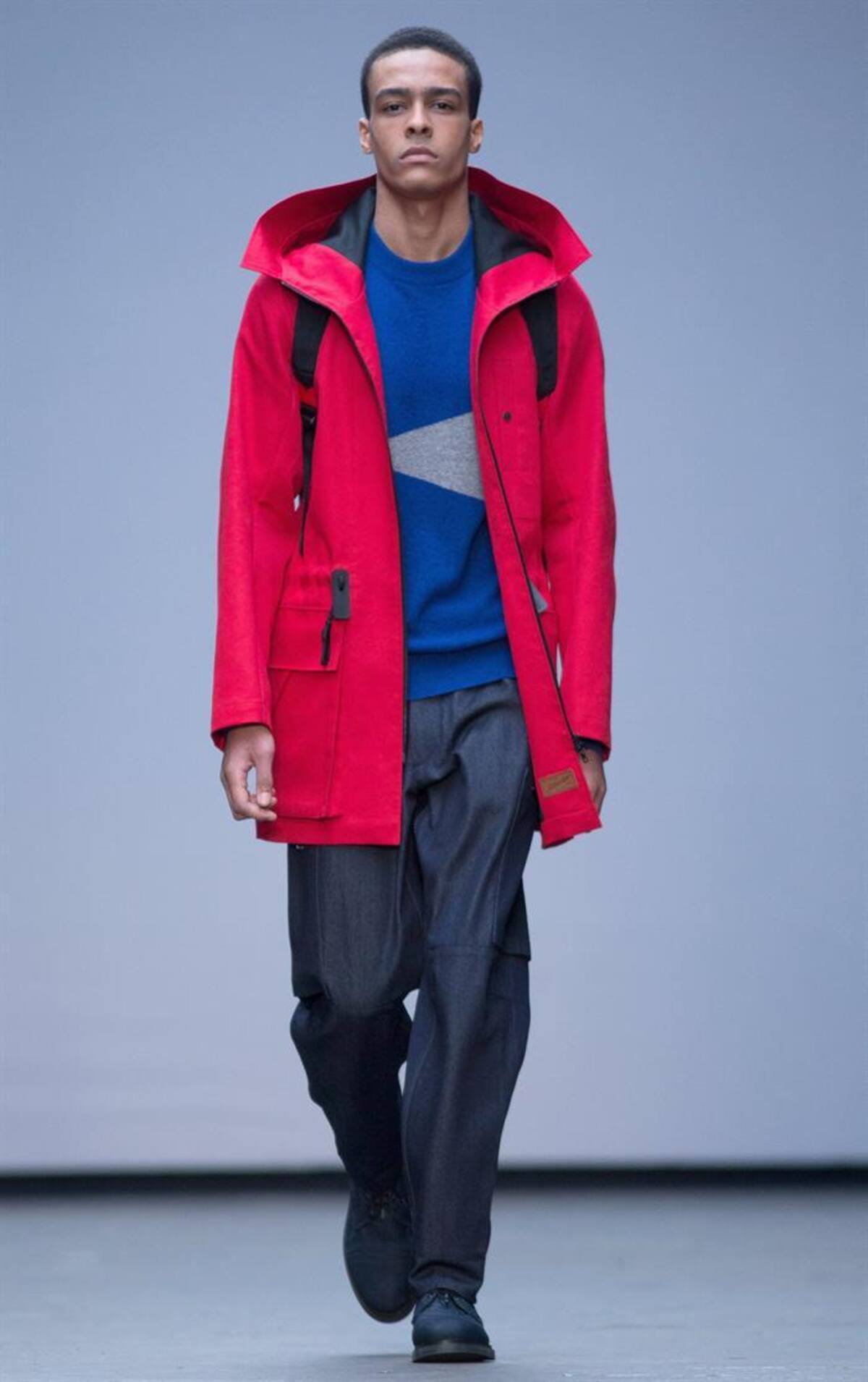 Una serie de modelos presentan la colección de otoño, invierno 2015 en la semana de la moda masculina en Londres, Inglaterra, que se realizará hasta el próximo 12 de enero.