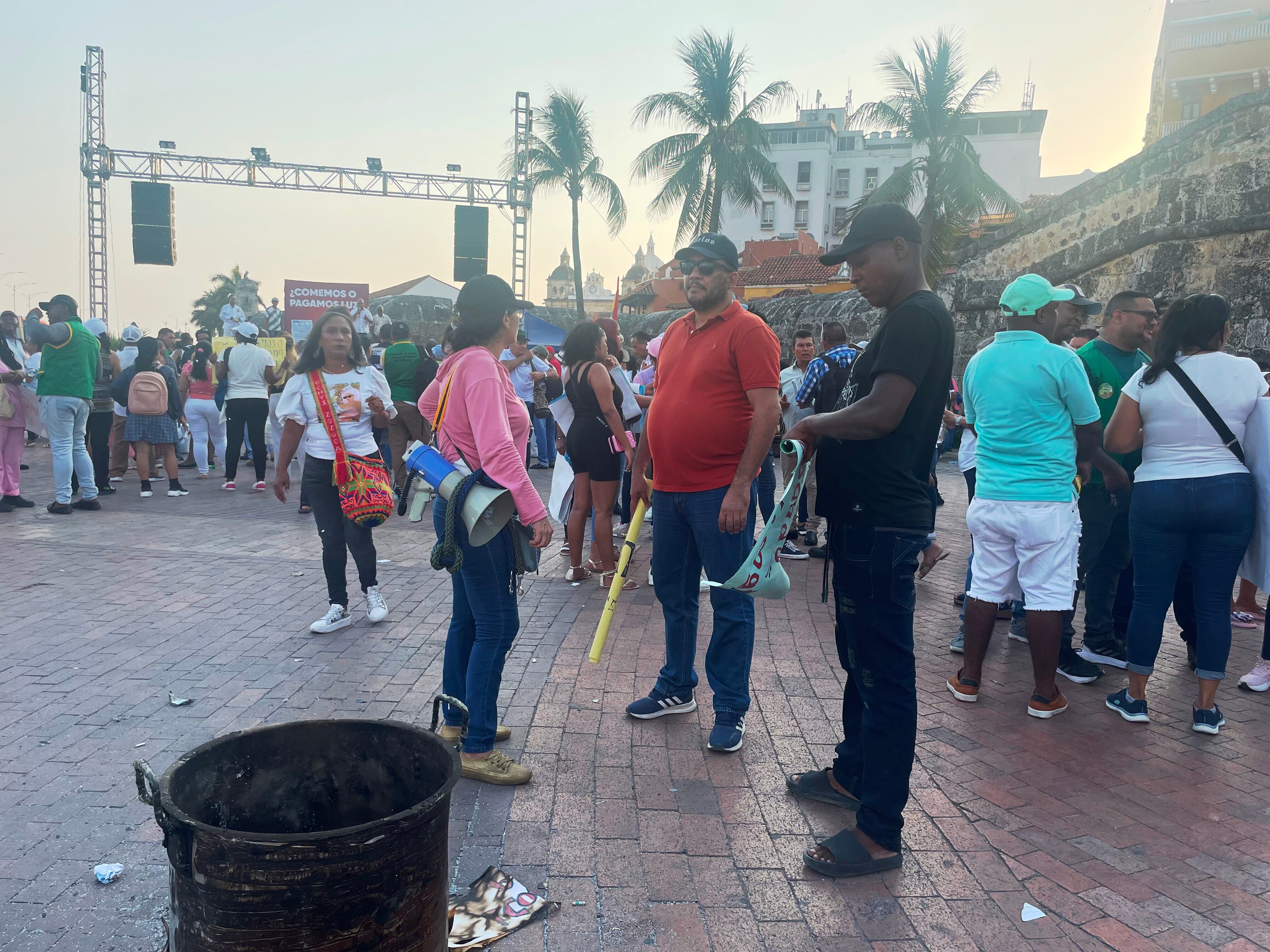 Quemando sus recibos, usuarios de Afinia protestaron en contra de las tarifas de energía