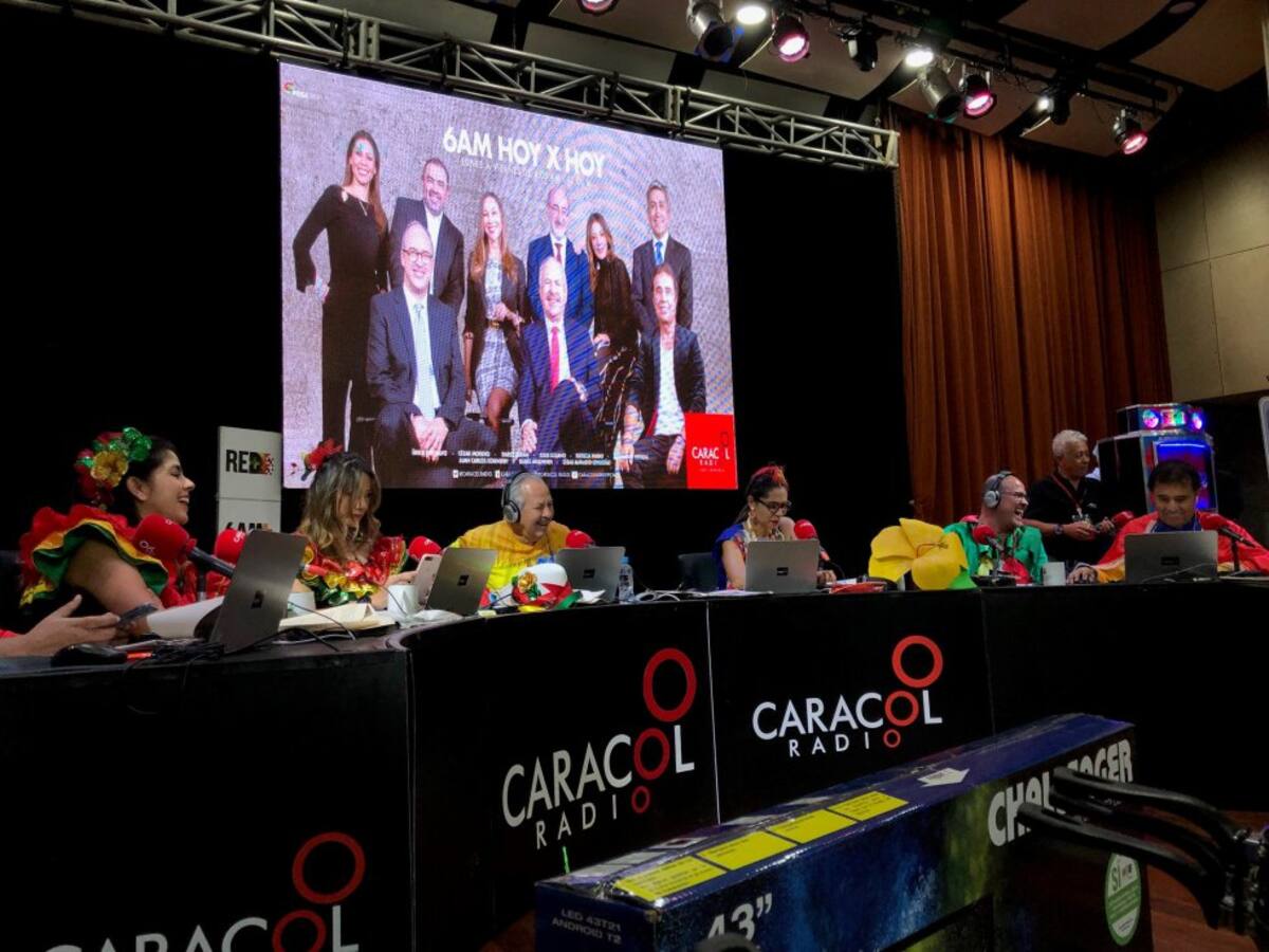 Con Darío Arizmendi están Erika Fontalvo, Patricia Pardo, César Augusto Londoño, Juan Lozano, Víctor Polo y todo el grupo de 6AM.