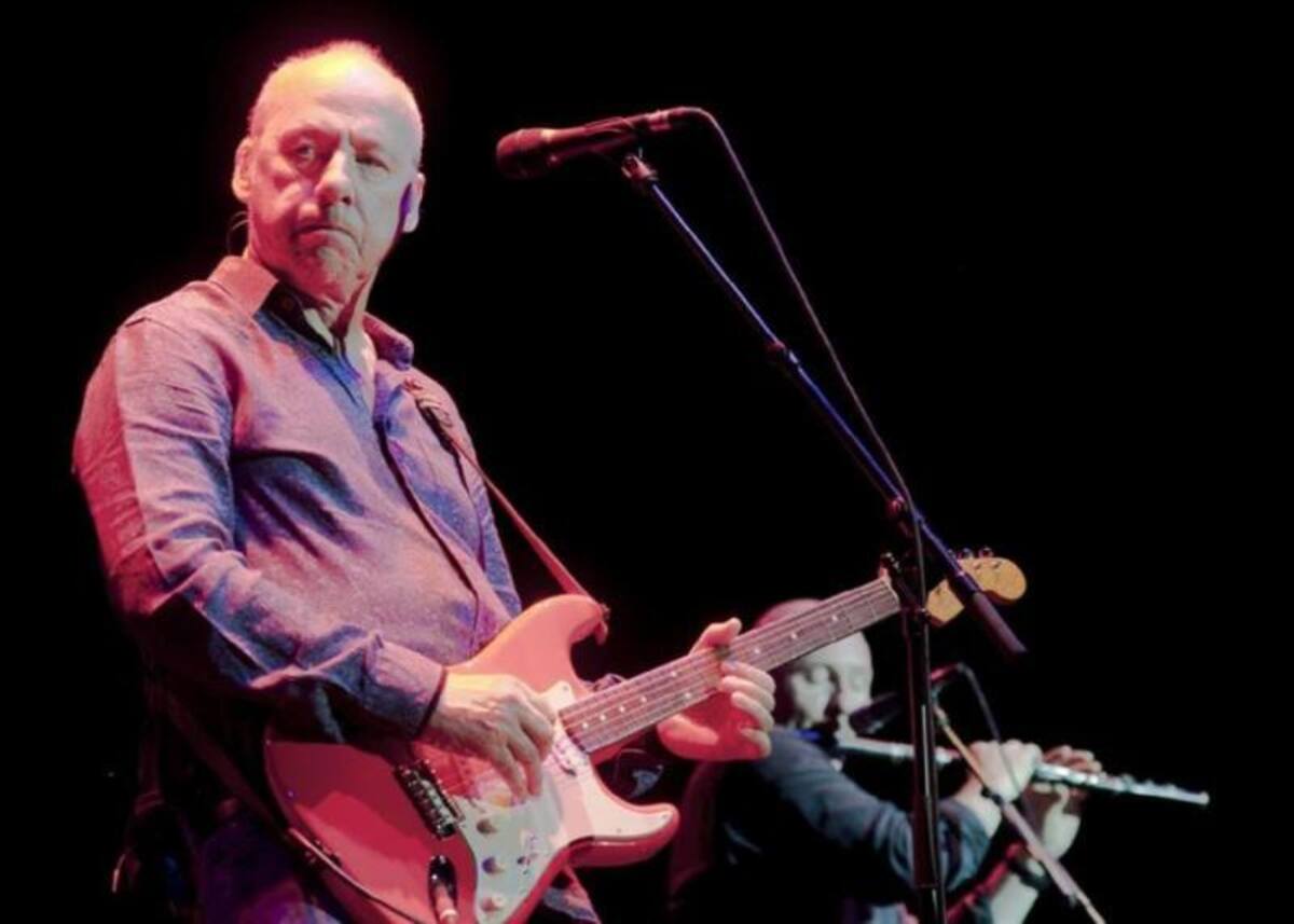 El músico y guitarrista británico Mark Knopfler, durante su actuación en el festival de Cap Roig, esta noche en Calella de Palafrugell, donde ha presentado su último trabajo, 'Privateering'.