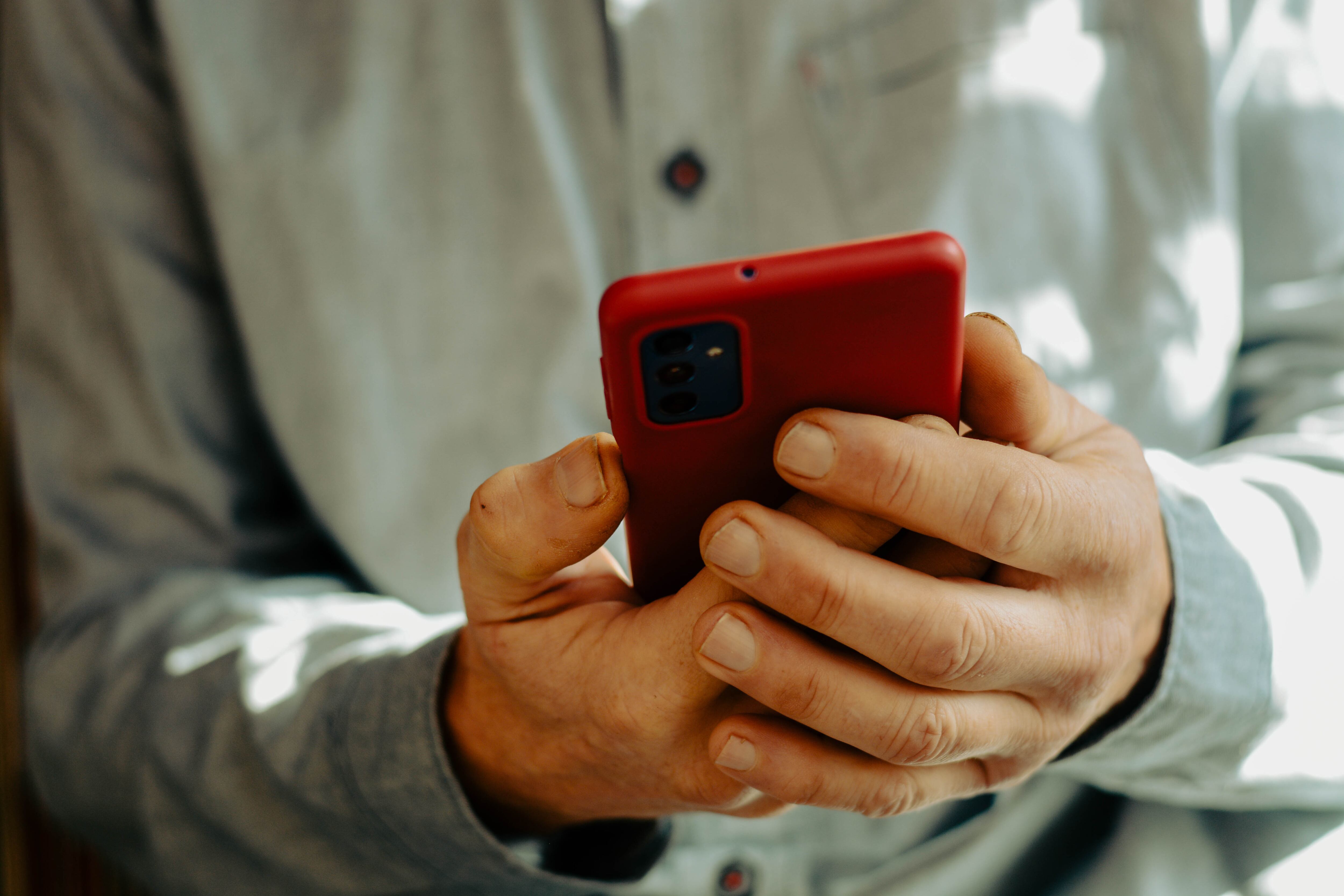 Hombre sosteniendo celular (Getty Images)