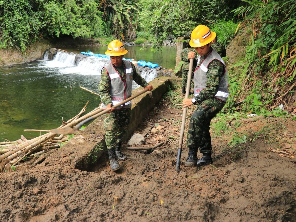 Ejército apoya labores de mantenimiento y limpieza en fuentes hídricas del Quindío