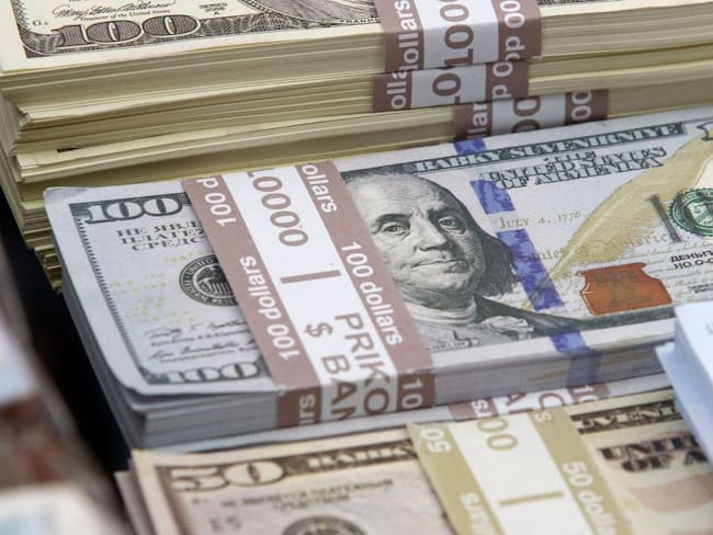 Remesas de Colombianos en el exterior caen en dólares pero suben en pesos