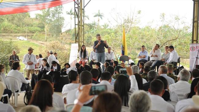 Juan Manuel Santos puso en marcha el programa 50/51 que pretende mejorar las vías terciarias de 51 municipios afectados por el conflicto. Foto: Presidencia