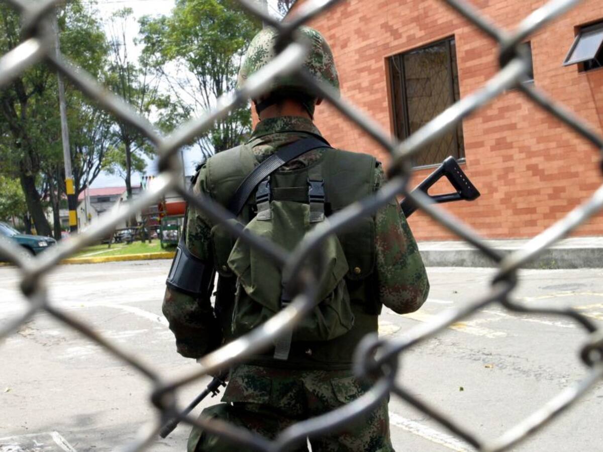 Tres uniformados resultaron heridos tras la explosión de un artefacto