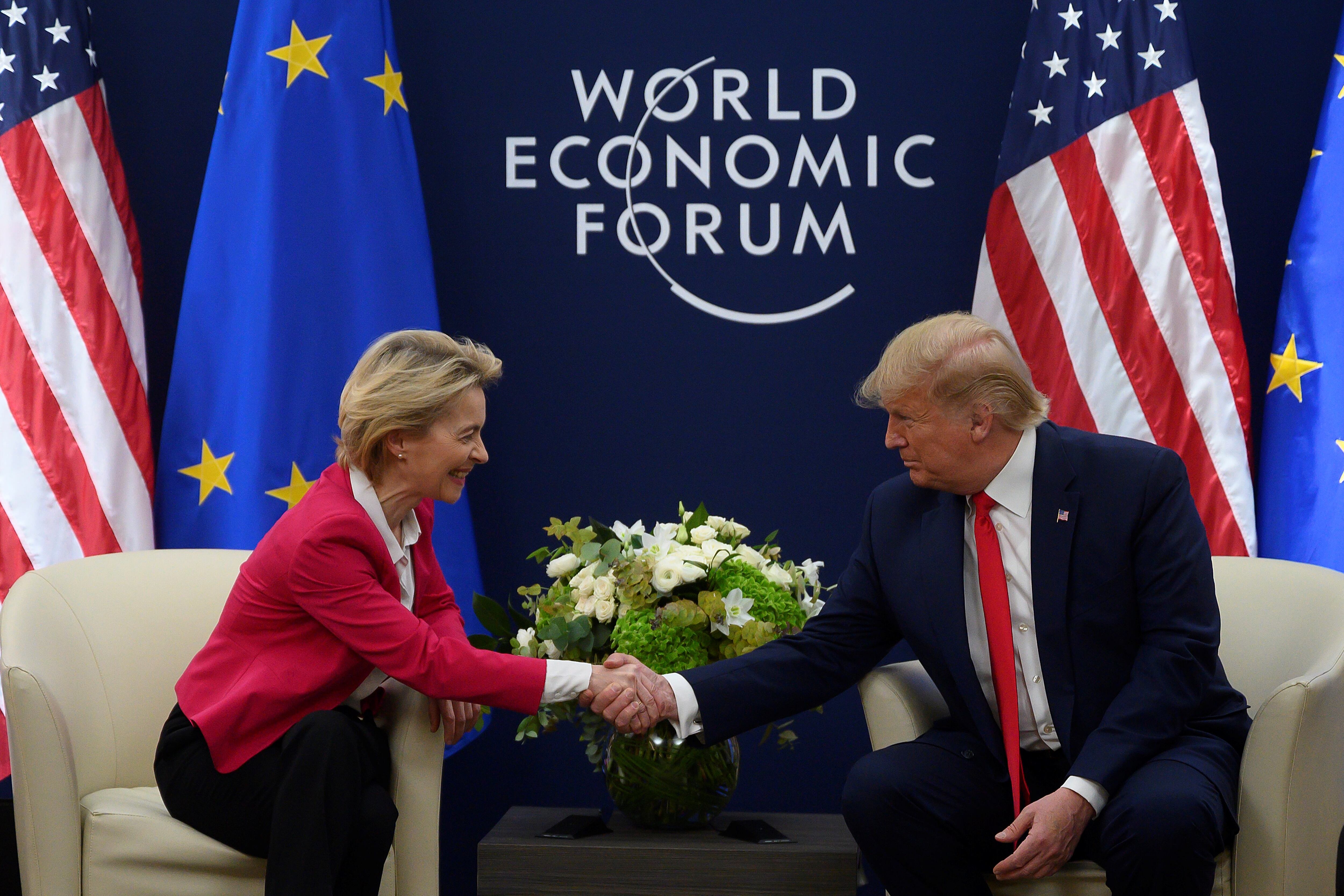 La jefa de la Comisión Europea, Ursula Von der Leyen (i) y el presidente de Estados Unidos, Donald Trump (d). 
(Foto:    JIM WATSON/AFP via Getty Images)