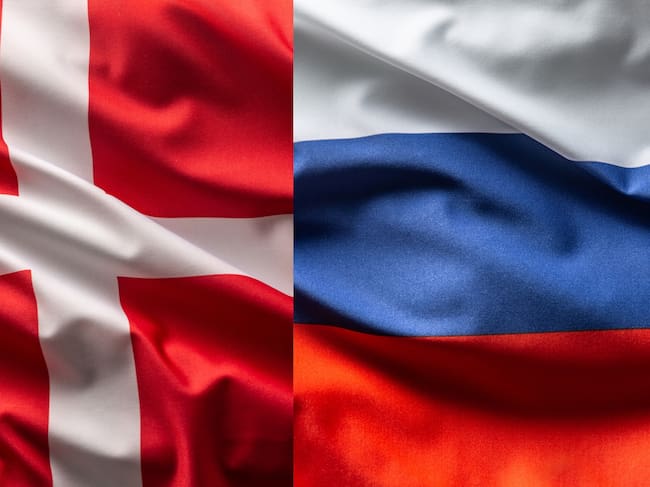 Banderas de Dinamarca y Rusia. Fotos: Getty Images