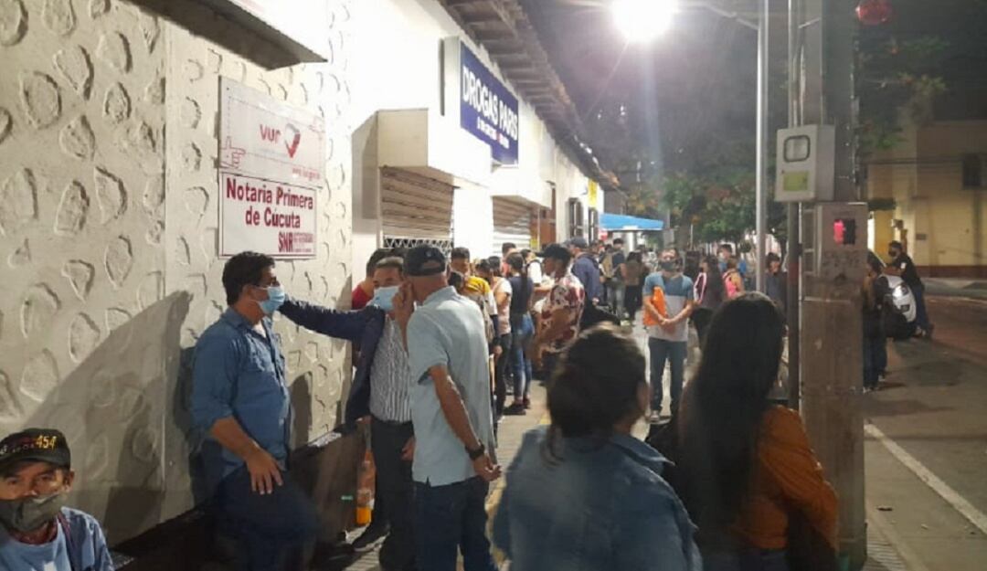 Caos en notaria para tramitar documentos a venezolanos