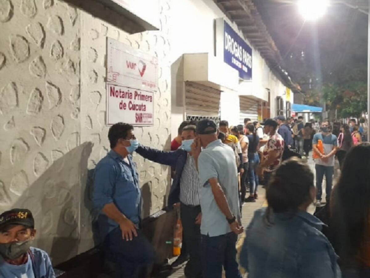 Migrantes denuncian irregularidades para acceder a servicios notariales