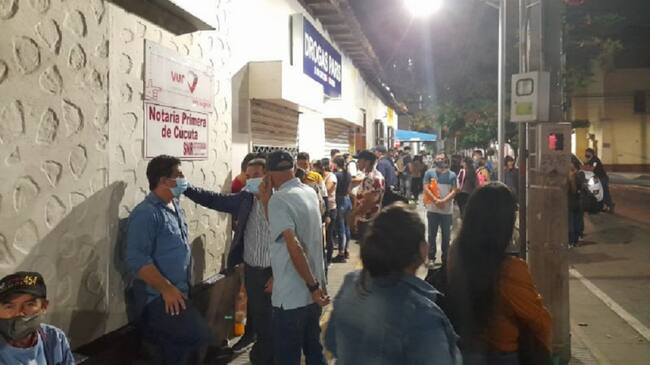 Caos en notaria para tramitar documentos a venezolanos