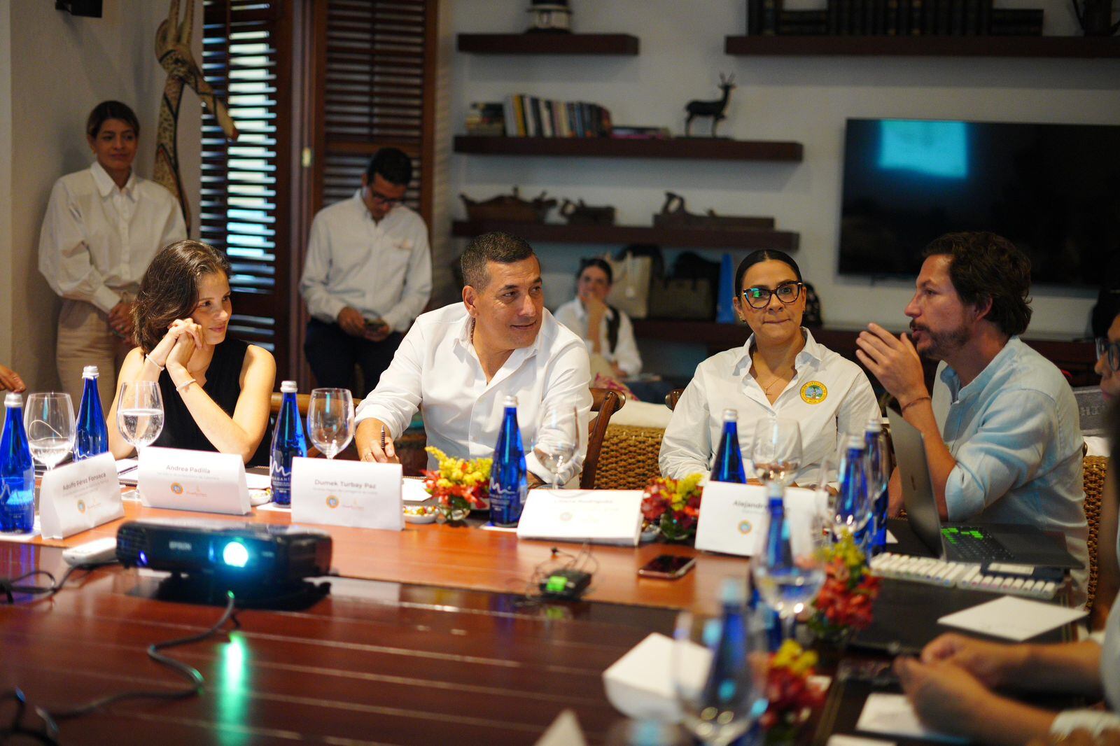 Alcalde Dumek Turbay y comediante Alejandro Riaño presentarán prototipo de coche turístico