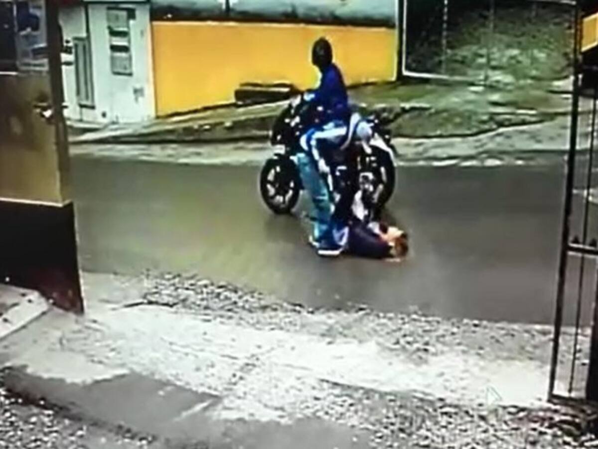 Ladrón propina golpiza a una mujer para robarle diez millones de pesos