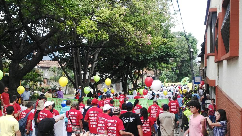Cientos de trabajadores y organizaciones desarrollan la marcha del primero de mayo/Medellín.