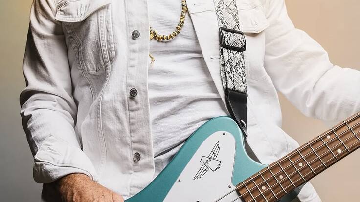 Zeta Bosio reinventa los clásicos del rock en un show inmersivo en Bogotá