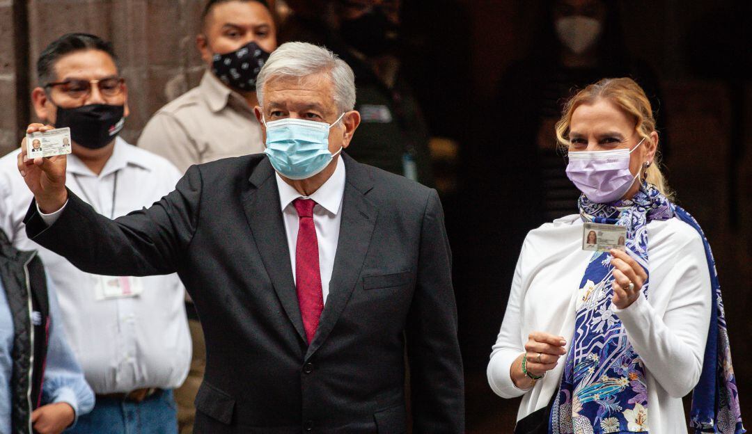 El presidente López Obrador tras emitir su voto