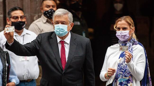 El presidente López Obrador tras emitir su voto