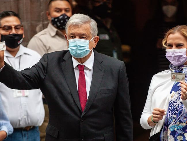 El presidente López Obrador tras emitir su voto