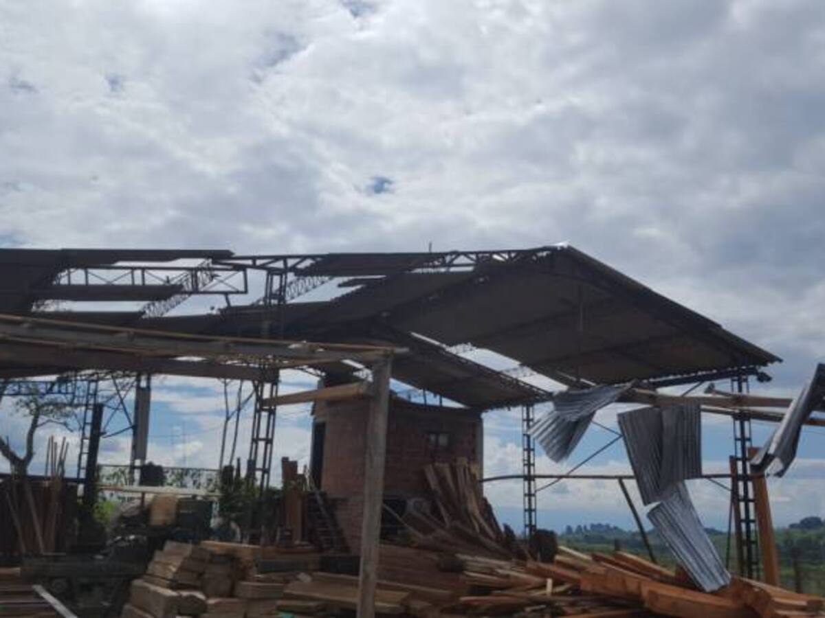 Vendaval ocasiona emergencia en Sevilla