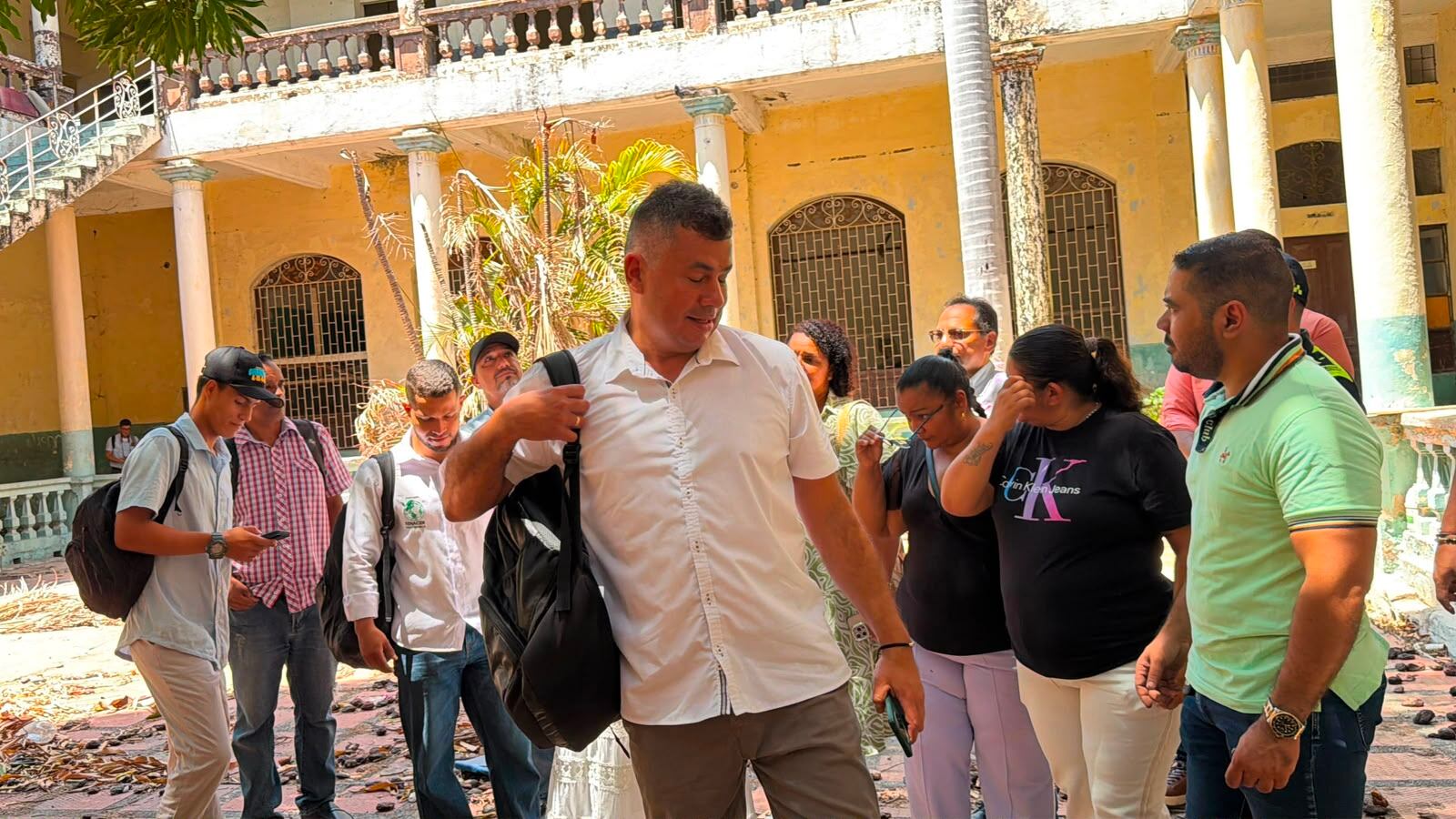 Egresados inspeccionaron las instalaciones en abandono del antiguo Instituto Técnico Industrial. Foto: Cortesía.