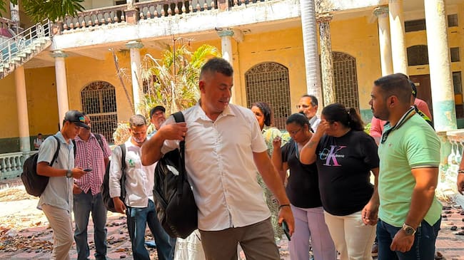Egresados inspeccionaron las instalaciones en abandono del antiguo Instituto Técnico Industrial. Foto: Cortesía.