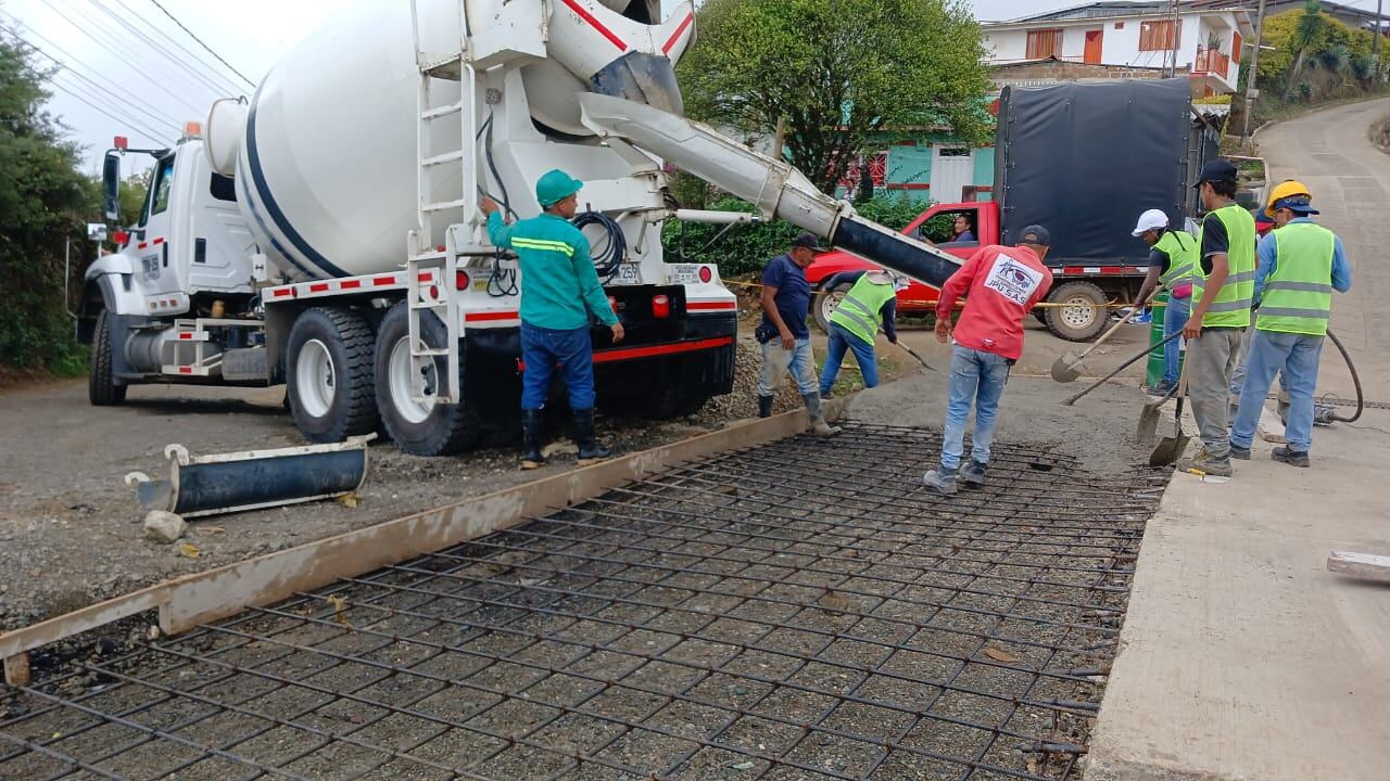 Vaciado del concreto sobre el emparrillado en el sector de La Marina en Anserma, Caldas. Foto: Alcaldía de Anserma.