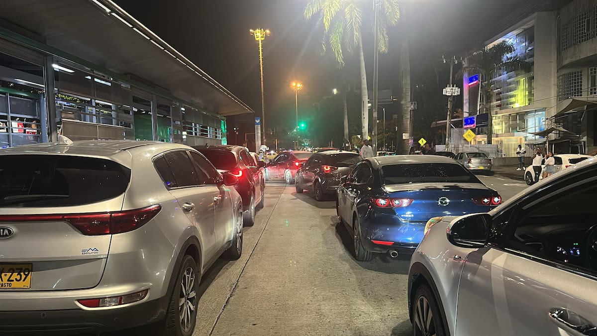 Dueños de vehículos fueron multados por parquear en el carril del MIO mientras estaban de rumba
