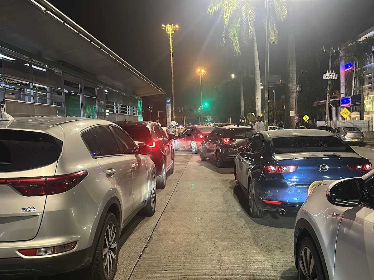 Dueños de vehículos fueron multados por parquear en el carril del MIO mientras estaban de rumba