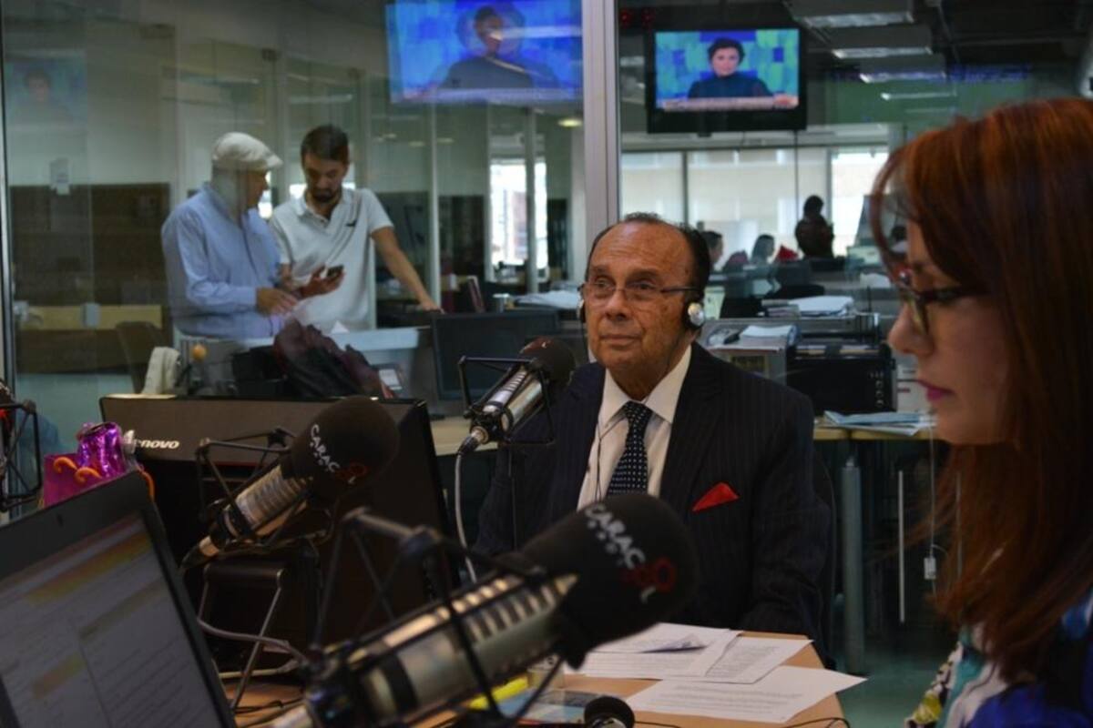 Tras dos décadas de estar inundando de humor a los colombianos, el admirado periodista se retira de La Luciérnaga, vea como desarrolla su último programa.