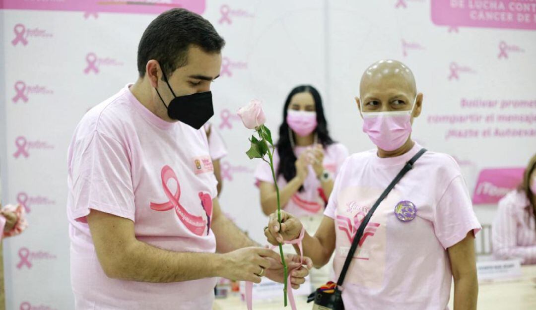 Las instalaciones del Centro Administrativo Departamental se iluminaron de Rosa en honor a los luchadores de esta enfermedad